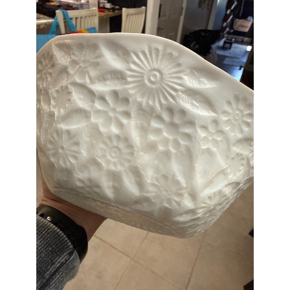 White Floral Embossed Ceramic Serving Bowl Wavy Rim Sunflower Daisy 8.5‎ Inch